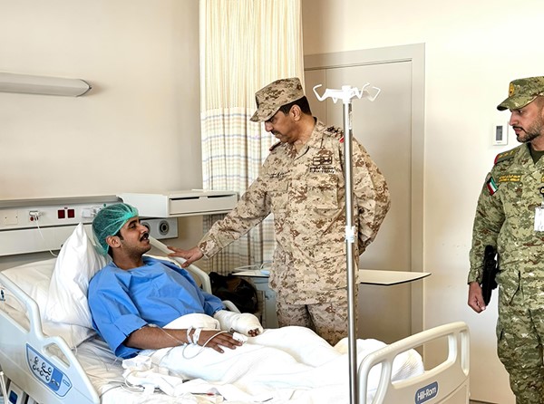 رئيس الأركان زار مصابي «الحرس»: أبدوا إخلاصاً وكفاءة وجاهزية في سبيل حماية أمن الوطن