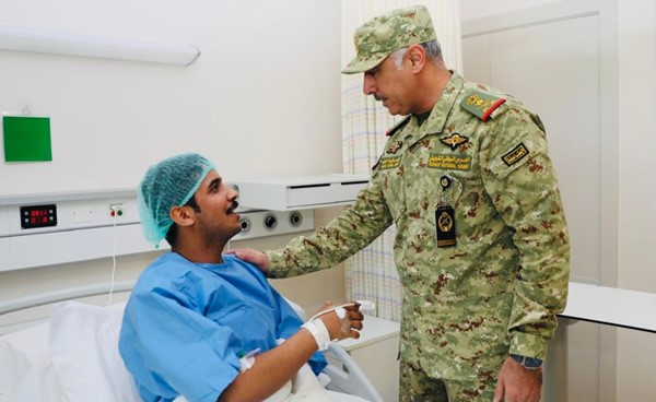 وكيل الحرس الوطني اطمأن على الحالة الصحية للمصابين جراء سقوط مسيّرة معادية