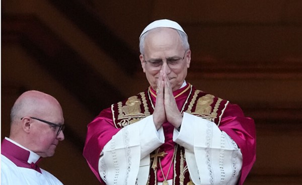 البابا ليو الرابع عشر يصل إلى الجزائر في زيارة تاريخية