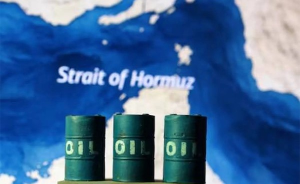 أسعار النفط تهبط بأكثر من 11% بعد إعلان إيران فتح مضيق هرمز بالكامل