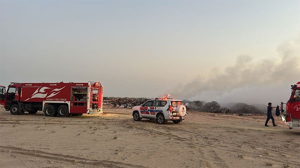 فرقة الإطفاء تسيطر على حريق في بر الوفرة