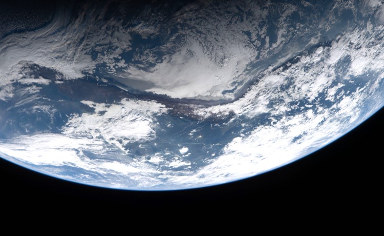 «ناسا» تكشف عن صور جديدة للأرض التقطها رواد مهمة «أرتيميس 2» التاريخية #يوم_الجمعة 