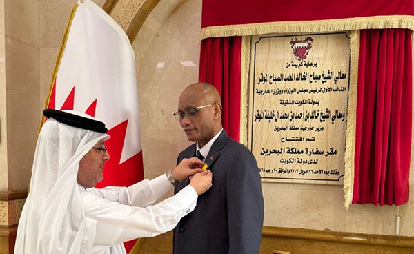 سفير البحرين يهدي نظيره الملاوي «زهرة العرفج»