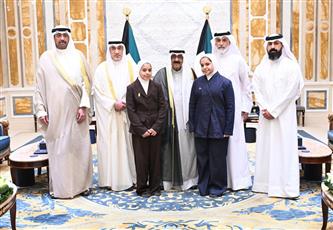 سمو الأمير يستقبل أسر شهداء الواجب من وزارتي الدفاع والداخلية وأسرة الشهيدة الطفلة الإيرانية