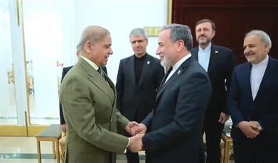 رئيس الوزراء الباكستاني وزير الخارجية الإيراني يبحثان الوضع الإقليمي الحالي