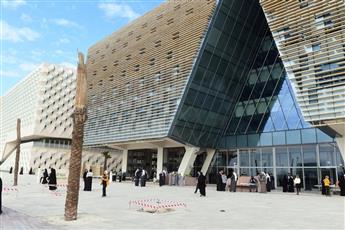 جامعة الكويت: حظر الهواتف والساعات الذكية خلال الاختبارات النهائية
