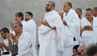 حجاج بيت الله الحرام ينفرون من عرفات إلى مزدلفة بعد أداء الركن الأعظم
