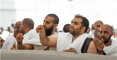 الحجاج يبدأون رمي جمرة العقبة الكبرى بأول أيام عيد الأضحى