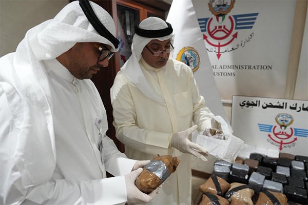 “الجمارك” تحبط إدخال 86 كيلوغراماً من المخدرات عبر إدارة جمارك الشحن الجوي قادمة من المملكة المتحدة