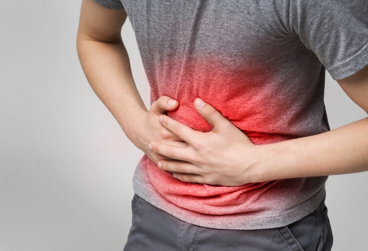 عادات يومية تؤذي صحة الجهاز الهضمي. تسبب ارتجاع حموضة المعدة والانتفاخ والإمساك