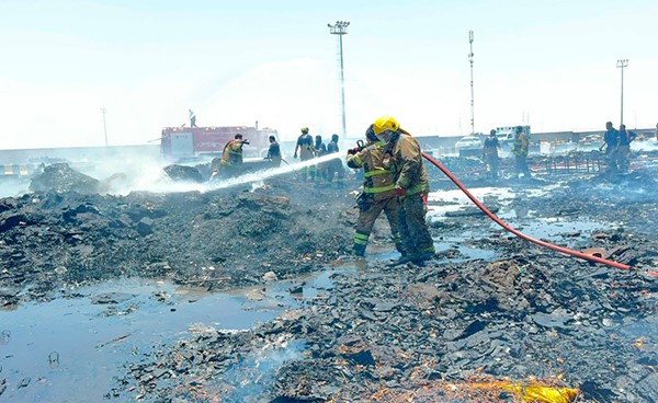 فرق الإطفاء تسيطر على حريق مصنع لتدوير النفايات في منطقة ميناء عبدالله 