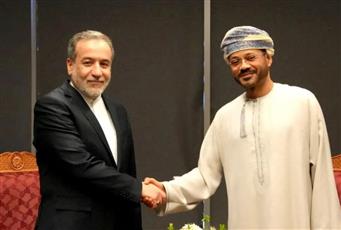 إيران وعُمان تبحثان آليات مرور السفن بأمان من مضيق هرمز