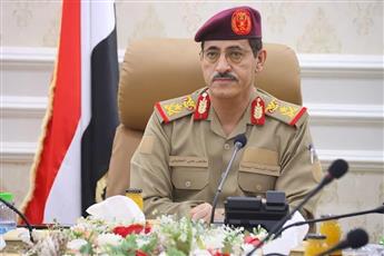 الدفاع اليمنية: استهدفنا مدرج مطار صنعاء لمنع طائرة إيرانية من الهبوط
