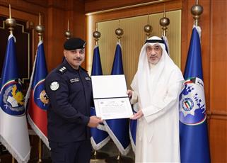 النائب الأول يكرم ضابطين من مديريات الأمن لتفانيهما في أداء الواجب