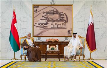 سلطان عمان وأمير قطر يبحثان في الدوحة العلاقات الثنائية وتطوير أوجه التعاون