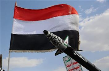 مقتل 3 من طاقم سفينة تجارية إثر استهدافها بصاروخ حوثي في باب المندب