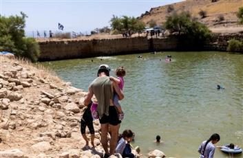 مستوطنون يحولون مسار مياه فلسطينية لملء بركة في الضفة الغربية