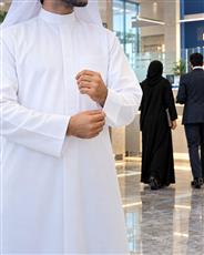 «المواصلات» تحدد ضوابط ومعايير الزي الرسمي والمظهر العام لموظفيها