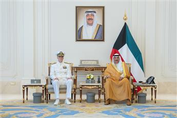 سمو ولي العهد يستقبل نائب الأدميرال قائد القيادة المركزية للقوات البحرية الأمريكية والأسطول الخامس